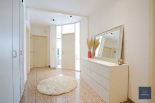 Dit uitstekend gelegen en bijzonder goed onderhouden appartement bevindt zich op de grens van Gent en Ledeberg, meer bepaald aan de rotonde van...