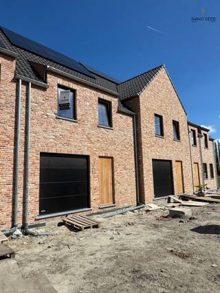 Deze uitzonderlijk ruime en rustig gelegen nieuwbouwwoning combineert comfort, moderne afwerking en een aangename woonomgeving.Bij het betreden van...