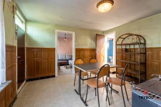 Bent u op zoek naar een renovatieproject met potentieel of een perceel waarop u uw eigen woonproject kunt realiseren? Dan biedt deze eigendom heel wat mogelijkheden.<br /><br />De woning is gelegen op een ruim, rechthoekig perceel met een noordoostgerichte tuin en beschikt over een praktische indeling. Op het gelijkvloers vindt u een leefruimte, keuken, badkamer, wasplaats en twee slaapkamers. Daarnaast is er een ruime zolderverdieping die, mits de nodige werken, verder kan worden ingericht volgens uw eigen wensen.<br /><br />Dankzij de interessante perceelvorm en de ontwikkelingsmogelijkheden is deze eigendom niet alleen geschikt voor wie een woning volledig naar eigen smaak wil renoveren, maar ook voor wie op zoek is naar een bouwgrond.<br /><br />Een uitstekende opportuniteit voor handige doe-het-zelvers, investeerders of kandidaat-bouwers die op zoek zijn naar een project met toekomst.<br /><br />📞 Interesse? Contacteer Thijs, Friedel of Nina:<br />📲 051 57 54 61<br />📧 thijs@grouptrybou.be | friedel@grouptrybou.be | nina@grouptrybou.be