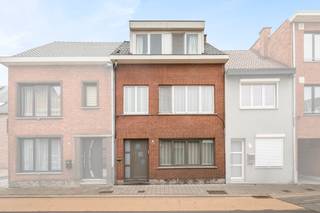 Ben je op zoek naar een ruime woning met 5 slaapkamer in het centrum van Beveren? Lees dan zeker verder!Deze woning is uitstekend gelegen midden in...