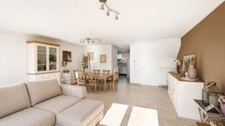 Perfect onderhouden woning rustig en centraal gelegen in het centrum van Duinbergen, met alle winkels en het station op wandelafstand. Een stevige woning met een mooie stadstuin en voldoende parkeerplaats op eigen terrein.<br /><br />Ruime inkomhal met de trap en een gastentoilet, een gezellige leefruimte, die dankzij de grote raampartijen een aangenaam contact met de tuin biedt. Aansluitend bevindt zich de ruime, afgesloten keuken met een praktische berging, voorzien van aansluitingen voor wasmachine en droogkast. De tuin is onderhoudsvriendelijk aangelegd, beschikt over een aparte ingang en geniet van een gunstige zuidoostelijke oriëntatie.<br /><br />Op de eerste verdieping bevinden zich drie volwaardige slaapkamers. Eén van de slaapkamers geeft toegang tot een extra ruimte die perfect kan dienen als dressing, bureau of hobbykamer. Verder beschikt de woning over een moderne badkamer met inloopdouche én een tweede douchekamer, wat zorgt voor extra comfort.<br /><br />De buitenruimte is mooi, verzorgd en onderhoudsvriendelijk. De woning beschikt over een extra grote oprit met plaats voor 2 wagens en een aparte garage.<br /><br />Energielabel C dus geen renovatieplicht, overal dubbele beglazing, 2 parkeerplaatsen + een garage op eigen terrein, betonnen gewelven,....<br /><br />Bezoeken? Neem contact op met Willem Cauwels op tel 050.89.27.70