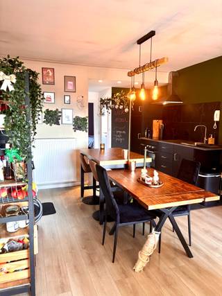 Instapklaar, gerenoveerd & lichtrijk appartement met lage kosten<br /><br />Dit lichtrijke en moderne 1-slaapkamer appartement (65 m²) combineert comfort, rust en een uitstekende ligging — ideaal voor starters of wie dichtbij de stad wil wonen, met tegelijk voldoende groen en ademruimte.<br /><br />✨ Volledig gerenoveerd in 2019 en meteen instapklaar<br /><br />Dankzij de grote raampartijen geniet je hier van een mooie lichtinval en een ongehinderd zicht. <br />De leefruimte sluit naadloos aan op de volledig ingerichte keuken. Keukenmeubels zijn inclusief.<br /><br />De slaapkamer ligt aan de oostzijde en beschikt over maatkasten.<br />Verder is er een aparte wasberging en een privatieve kelderberging inbegrepen.<br /><br />🏢 Gelegen op de 3e verdieping van een kleine, rustige residentie zonder lift en zonder syndicus → zeer lage gemeenschappelijke kosten.<br /><br />Het gebouw werd goed onderhouden (vernieuwd dak), het appartement is asbestveilig, voorzien van een hoogrendementsketel (Bulex) én de elektriciteit is conform.<br /><br />📍 Topligging met perfecte balans tussen stad en groen:<br />Op wandelafstand van winkels en gezellige parken. <br />Tram vlakbij en vlotte verbinding naar belangrijke invalswegen. Het centrum van Antwerpen bereik je op ca. 30 minuten fietsen.<br /><br />✅ Troeven:<br /><br />- Instapklaar & gerenoveerd (2019)<br />- Lichtrijk appartement met open zicht<br />- 65 m² woonoppervlakte<br />- 1 slaapkamer + aparte wasberging<br />- Maatkasten & keukenmeubels inbegrepen<br />- Kelderberging inbegrepen<br />- Zeer lage gemeenschappelijke kosten<br />- Voldoende parkeermogelijkheden in de omgeving<br /><br />📊 EPC: 252 kWh/m²<br />⚡ Elektriciteit conform<br />🛡️ Asbestveilig<br /><br />📞 Interesse? Plan je bezoekmoment tijdig in:<br />Bel/sms: 0456 91 27 <br />Meer info - mail naar: sintbernardse623@outlook.com