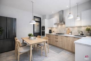 À Forest, à deux pas de la très agréable Place Albert, dans une rue à sens unique calme et appréciée, découvrez cette maison unifamiliale de ±150 m²...