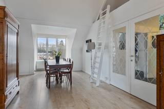 Ce bureau et cette maison à vendre lumineux et bien entretenus sont situés sur la Lindenlaan à Ertvelde, près de la R4, pour un accès facile. Cette propriété offre l'opportunité idéale de concilier vie professionnelle et vie privée. Au-dessus du bureau se trouve un appartement spacieux et joliment aménagé, tandis que l'agréable jardin ajoute une qualité de vie supplémentaire.Surfaces : - Sous-sol : 43 m²- Jardin : 90 m²- Rez-de-chaussée (bureau) : 106 m²- Premier étage (bureau) : 106 m²- Deuxième étage (appartement) : 88 m²- Mezzanine (appartement) : 17 m²Spécifications du bureau : - Rez-de-chaussée + premier étage- Installations sanitaires- Coin cuisine- Sol carrelé- Chauffage central au gaz- Radiateurs- Sous-sol- JardinSpécifications de l'appartement :- Deuxième étage- 2 chambres (dressing possible)- Cuisine entièrement équipée- Salon ouvert- Salle de bain avec baignoire et douche- MezzanineÊtes-vous intéressé par ce bureau avec propriété à vendre à Evergem ? N'hésitez pas à nous contacter au 09 245 35 35 ou à business.gent@dewaele.com.