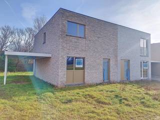 Lot 108 is een halfopen bebouwing op een grondoppervlakte van 316 m² en met een totale bewoonbare oppervlakte van 143 m². Deze woning staat ruwbouw-winddicht momenteel en kan tamelijk snel instapklaar gemaakt worden. Moderne bouwstijl : 2 bouwlagen met plat dak. GELIJKVLOERS : inkom, wc, ruime living, open keuken met eiland, berging. Carport en omheining inbegrepen. Mooie tuin. EERSTE VERDIEPING: 1 grote slaapkamer voor de ouders met mogelijkheid tot dressing, 2 kinderkamers, ingerichte badkamer met inloopdouche, ligbad, badkamermeubel met dubbele lavabo, aparte wc en technische ruimte. Deze woning wordt volledig afgewerkt aangeboden met ingerichte keuken en badkamer, bevloering en vloerverwarming. Energieneutrale woning (E -12) dankzij doorgedreven isolatiepakket, ventilatiesysteem D, ruim pakket zonnepanelen en warmtepomp. Dit betekent niet enkel grote besparingen op je energiefactuur, maar ook 5 jaar geen onroerende voorheffing én betere voorwaarden voor je lening. Deze woning wordt gebouwd in een nieuw woonproject in het centrum van Sijsele, meer bepaald naast het woonzorgcentrum De Stek. Rustig gelegen en veel groene ruimte aanwezig. Doodlopend straatje. Goeie mobiliteit met winkels, scholen en ontspanningsmogelijkheden vlakbij. <br /><br />Prijs excl. btw en kosten. Voor meer informatie bel 09 280 60 60 of mail naar info@durabrik.be<br />Download de brochure op https://durabrik.immo/sijsele-nieuwe-weg.<br /><br />* Afbeeldingen en oppervlaktes zijn indicatief.