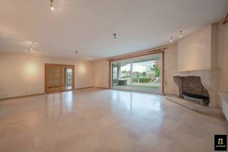 <span>Charmante villa in Duinbergen, op een steenworp van de winkels, het strand en de zee. De woning beschikt over ruime volumes en biedt tal van mogelijkheden voor wie op zoek is naar een eigendom op een toplocatie dat volledig naar eigen smaak kan worden verbouwd of ingericht. Indeling: inkomhal met gastentoilet. Aangename woon- en eetkamer met aansluitende keuken. Verder zijn er twee ruime slaapkamers, elk met een eigen badkamer, evenals een extra bureauruimte. Eerste verdieping: mogelijkheid tot het creëren van meerdere slaapkamers en badkamers. De ruime garage biedt plaats aan meerdere voertuigen en wordt aangevuld met diverse multifunctionele ruimtes. Een charmante woning met veel potentieel op een gegeerde locatie.</span>