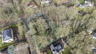 <strong>Uitstekend gelegen hoekperceel van ca. 2.029 m² in een rustige en groene omgeving te Schilde, nabij natuurgebied en diverse recreatieve faciliteiten zoals tennisclub en manege.</strong> <br /><br />Dankzij de <strong>hoekligging</strong>, met<strong> zuidoost-oriëntatie </strong>geniet dit perceel van een <strong>open gevoel</strong> en extra lichtinval. Met een perceelsbreedte van <strong>31,60 meter</strong> biedt deze bouwgrond een royale straatpresentatie en tal van mogelijkheden voor het realiseren van een stijlvolle <strong>vrijstaande ééngezinswoning</strong>.<br /><br /><strong>Belangrijkste bouwmogelijkheden:</strong><br />- Bestemd voor <strong>vrijstaande bebouwing</strong> in residentieel gebied<br />- Maximale bebouwbare oppervlakte (hoofd- en bijgebouwen samen): 250 m²<br />- Maximale bouwhoogte hoofdgebouw:<strong> </strong>7 m<br />- Voorgevelbreedte: minimum 8 m en maximum 2/3 van de perceelsbreedte<br />- Bouwdiepte: minimum 8 m en maximum 20 m<br />- Zijgevels op minimum 3 m van de perceelsgrenzen, met respect voor de voorgeschreven zijtuinstroken<br />- Bouwvrije voortuinstrook van 8 m<br /><br />De totale verharde oppervlakte is beperkt tot 10% van het perceel, waardoor het groene en residentiële karakter optimaal behouden blijft. Het niet-bebouwde gedeelte dient als tuin te worden aangelegd, wat bijdraagt aan het open en kwalitatieve straatbeeld.<br /><br /><strong>Een mooie opportuniteit om een hedendaagse of tijdloze villa te realiseren op een ruim hoekperceel, waar rust, licht en woonkwaliteit centraal staan.</strong><br /><br /><strong>Voor meer info of het opvragen van de bouwvoorschriften: schilde@deboerenpartners.be of 03 466 10 66.<br /><br /></strong>Stedenbouwkundige inlichtingen in aanvraag<strong><br /></strong>