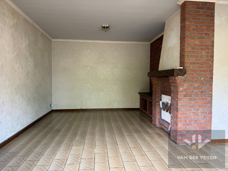 Te renoveren, ruim, centraal en toch rustig gelegen glvl 2-slpkapp met ruim terras nabij centrum Halveweg Zonhoven - foto 5