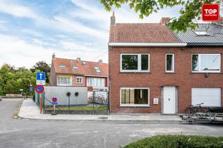 <p>In een rustige wijk in Mariakerke vlakbij het water en met groen voor de deur staat deze totaal te renoveren woning.<br /><br />Deze woning is perfect voor mensen die een woning willen verbouwen en er helemaal hun eigen ding van willen maken. Als troef is er de praktische garage en leuk in te richten buitenruimte.</p>
<p>De huidige indeling:</p>
<p>Inkomhal met trap naar de kelder en doorgang naar de keuken. Grote leefruimte met half open keuken met aanpalend een grote veranda. Op de eerste verdieping zijn er 2 grote en 1 kleine slaapkamer. Mits het plaatsen van een vaste trap kan je in de zolderverdieping nog 2 grote slaapkamers inrichten (er kan mogelijks nog bijgebouwd worden).</p>
<p>Beschikbaar bij akte.</p>
<p>Contacteer Top Vastgoed voor een bezoek en ontdek alle mogelijkheden ter plaatse. 0475 700 700</p>