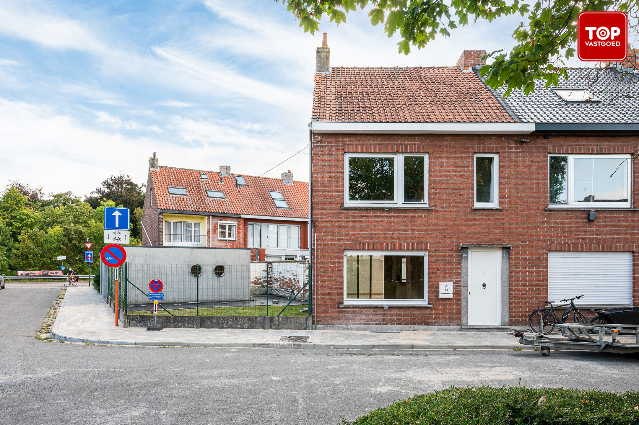 Te renoveren half open woning met tuin en garage. - foto 2