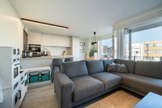 Dit prachtig en modern appartement bevindt zich op de eerste verdieping van een rustige residentie, op slechts een boogscheut van het centrum, diverse handelszaken en het strand. De centrale ligging in combinatie met de kwalitatieve afwerking maakt dit appartement een echte buitenkans.<br /><br />Bij het betreden van het appartement komt u via de inkomhal met handige inbouwkasten terecht in de lichtrijke woonkamer, die naadloos overloopt in een open, volledig uitgeruste keuken. Deze beschikt over een koelkast met diepvriesvak, vaatwasmachine, inductiekookplaat, dampkap, oven en microgolfoven. Vanuit de woonkamer is er toegang tot een ruim terras, ideaal om te ontspannen.<br /><br />Verder zijn er twee volwaardige slaapkamers, een gastentoilet, een stijlvolle badkamer met inloopdouche en wastafel en een aparte berging met aansluiting voor een wasmachine. Het appartement is instapklaar en afgewerkt met duurzame materialen.<br /><br />Aarzel niet en leg snel uw afspraak vast voor dit prachtig, recent appartement. <br /><br />Beschikbaar vanaf 01/01/2027<br /><br />Provisie maandelijkse kosten : 70 euro / maand<br /><br />