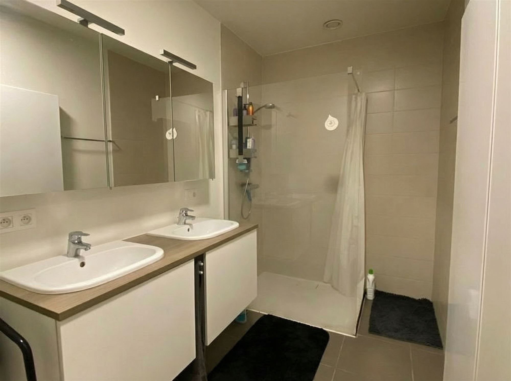 Modern 2 slaapkamer appartement met ruim terras - foto 3