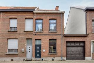 <p><span>Instapklare woning met 3 slaapkamers en tuin op een toplocatie in Hoboken.</span></p><p><span> </span></p><p><span>Op zoek naar een kwalitatieve, instapklare woning met 3 slaapkamers en een uitstekende bereikbaarheid? Deze charmante en verrassend brede gezinswoning aan de Elststraat 18 in Hoboken staat klaar voor haar nieuwe eigenaars. Met een indrukwekkende gevelbreedte geniet u hier van een uniek ruimtelijk gevoel en een fantastische lichtinval.</span></p><p><span>Grootste troeven:</span></p><p><span>Volledig instapklaar: Verhuizen zonder verbouwingszorgen.</span></p><p><span>3 Slaapkamers + zolder: Drie volwaardige kamers en een ruime zolder met tal van mogelijkheden (extra kamer, hobbyruimte of bureau).</span></p><p><span>Zonnige stadstuin: Een perfect georiënteerde buitenruimte van 50 m² om heerlijk te ontspannen.</span></p><p><span>Toplocatie: Gelegen in een rustige, residentiële straat doch vlakbij winkels, scholen en openbaar vervoer richting Antwerpen-centrum.</span></p><p><span>Conform elektrisch rapport</span></p><p><span>Indeling van de woning:<br />U komt binnen via de uitnodigende inkomhal die toegang biedt tot de royale en lichtrijke living. Dankzij de unieke breedte van het pand laat de leefruimte zich vlot en flexibel inrichten met een gezellige zithoek en een ruime eetplaats. De aansluitende, volledig geïnstalleerde keuken is voorzien van alle comfort. Grote raampartijen openen hier naar de gezellige stadstuin van 50 m²de ideale, onderhoudsvriendelijke plek voor zomerse barbecues en ontspanning.</span></p><p><span>Op de bovenverdieping bevinden zich 3 volwaardige, comfortabele slaapkamers en de nette badkamer. Een vaste trap leidt naar de grote zolderverdieping, die u naar eigen wens nog kunt inrichten als master bedroom, extra opbergruimte of een rustige thuiswerkplek. Met een gunstige EPC-score van 330 kWh/m² (Label D, dus géén renovatieverplichting!) bent u verzekerd van een solide, energie-efficiënte basis.</span></p><p><span>Kortom: een unieke kans op de Hobokense vastgoedmarkt voor gezinnen die comfort zoeken!</span></p><p><span> </span></p><p><span> </span></p><p><span> </span></p>