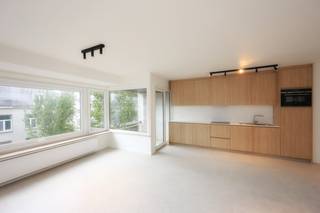 Dit volledig gerenoveerde appartement is gelegen in de Alfons Pieterslaan 59 te Oostende, op een absolute toplocatie in het centrum van de stad.In de...