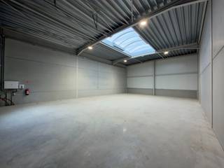 Deze nieuwbouw KMO-units van 160m² in het hoogwaardige bedrijvenpark MG PARK ARSELA in Tielt worden te huur aangeboden. Het bedrijvenpark is fantastisch gelegen langs de bedrijvige Deinsesteenweg en biedt een vlotte verbinding naar zowel de E17 als de E40, waardoor het zich op een uiterst strategische en centrale locatie in Tielt bevindt.<br /><br />De casco bedrijfsruimtes, voorzien van brandklasse C, hebben een vrije hoogte van 5 meter en worden opgebouwd uit een duurzame staalconstructie in combinatie met een betonplint en geïsoleerde sandwichpanelen. Elke loods is toegankelijk via een automatische sectionale poort (4 m breed x 4,2 m hoog) en uitgerust met een lichtdoorlatend rookluik, polybetonvloer en een geïsoleerd dak met een draagvermogen van 0,15 kN/m² voor zonnepanelen. Daarnaast beschikt elke unit over een regenwaterput van 5.000 liter. Per loods is minstens één privatieve parkeerplaats voorzien, aangevuld met ruime extra parkeergelegenheid op de site.<br /><br />Contacteer Henry Van Tornhout voor bijkomende inlichtingen of een vrijblijvend plaatsbezoek via <strong>+32 474 13 37 93</strong> of via <strong>henry@kmovastgoed.be</strong>