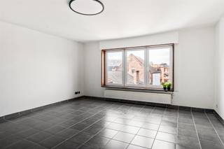<p><span>Aangenaam appartement op de stadsrand van Mechelen. Het appartement beschikt over twee slaapkamers, waarvan één doorloopkamer, een lichtrijke leefruimte, een praktisch ingerichte keuken en badkamer, en een inpandige garage. Dankzij de vlotte verbinding met het centrum en de invalswegen is dit een ideale woonst voor wie goed bereikbaar wil wonen. Onmiddellijk beschikbaar. </span></p>