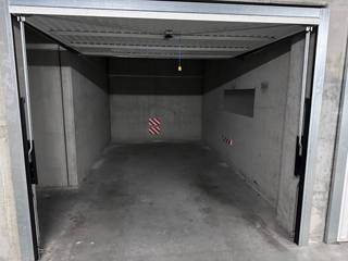 Gesloten garagebox gelegen op de Zoutelaan in het centrum van Knokke.<br /><br />Gelegen te Mussenpad, een zijstraat van de Zoutelaan, vlakbij de Van Bunnenlaan.<br />De garage is gelegen op verdieping -2 maar is makkelijk toegankelijk.<br />Huurprijs is €2400 per jaar excl syndickosten.<br />Afmetingen: 2m75 breed &amp; 5,09 lang &amp; 2m hoog<br />Heeft een extra bergruimte.<br /><br /><br />Graag meer informatie of een bezoek ingepland?<br />Aarzel dan niet om contact op te nemen met 050 61 23 73<br />Ref: G0257