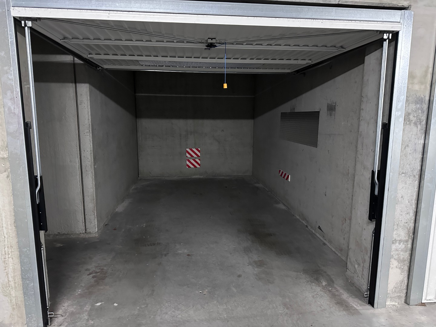 Gesloten garagebox gelegen op de Zoutelaan in het centrum van Knokke. - photo 3