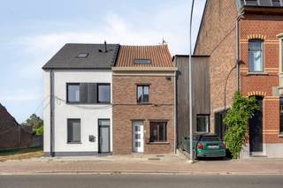 <p>immo DAVID stelt voor: een onmiddellijk instapklare 2-gevelwoning</p>
<p>Op het gelijkvloers bevinden zich een woonkamer, eetkamer, open en volledig uitgeruste keuken, veranda, wasruimte en badkamer met douche in bad, toilet en lavabo. Dankzij de veranda geniet de woning van veel lichtinval en een ruimtelijk gevoel.</p>
<p>Op de eerste verdieping bevindt zich een ruime ruimte, momenteel ingedeeld als twee slaapkamers dankzij een scheidingswand. De tweede verdieping beschikt over een slaapkamer van 36m². Daarnaast is er een aparte, volledig geïsoleerde opbergzolder.</p>
<p>Buiten geniet de woning van een zuidwestgerichte tuin met tuinhuis. Voor de woning is er een staanplaats voor één wagen.</p>
<p>Met een EPC-label B, 16 zonnepanelen en een vacuümbuiscollector beschikt de woning over mooie energiezuinige troeven. Het station van Mollem bevindt zich op ca. 550 m en biedt treinverbindingen van Dendermonde naar Denderleeuw en omgekeerd, evenals van Dendermonde naar Brussel-Zuid en omgekeerd. Daarnaast bevindt de fietssnelweg, die Dendermonde met Brussel verbindt, zich vlakbij.</p>
<p>Een charmante woning met ruimte en een aangename buitenruimte in een rustige omgeving van Mollem.</p>