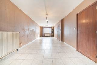 Maison 3 chambres avec entrepôt de 70 m² et accès latéral.Maison offrant 183 m² habitables avec de beaux volumes et un fort potentiel d’aménagement,...