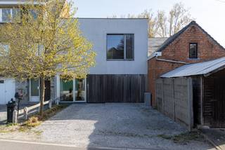 Deze gezellige en energiezuinige woning is gelegen in een rustige, doodlopende straat in Lebbeke en biedt een ideale combinatie van comfort, ruimte...