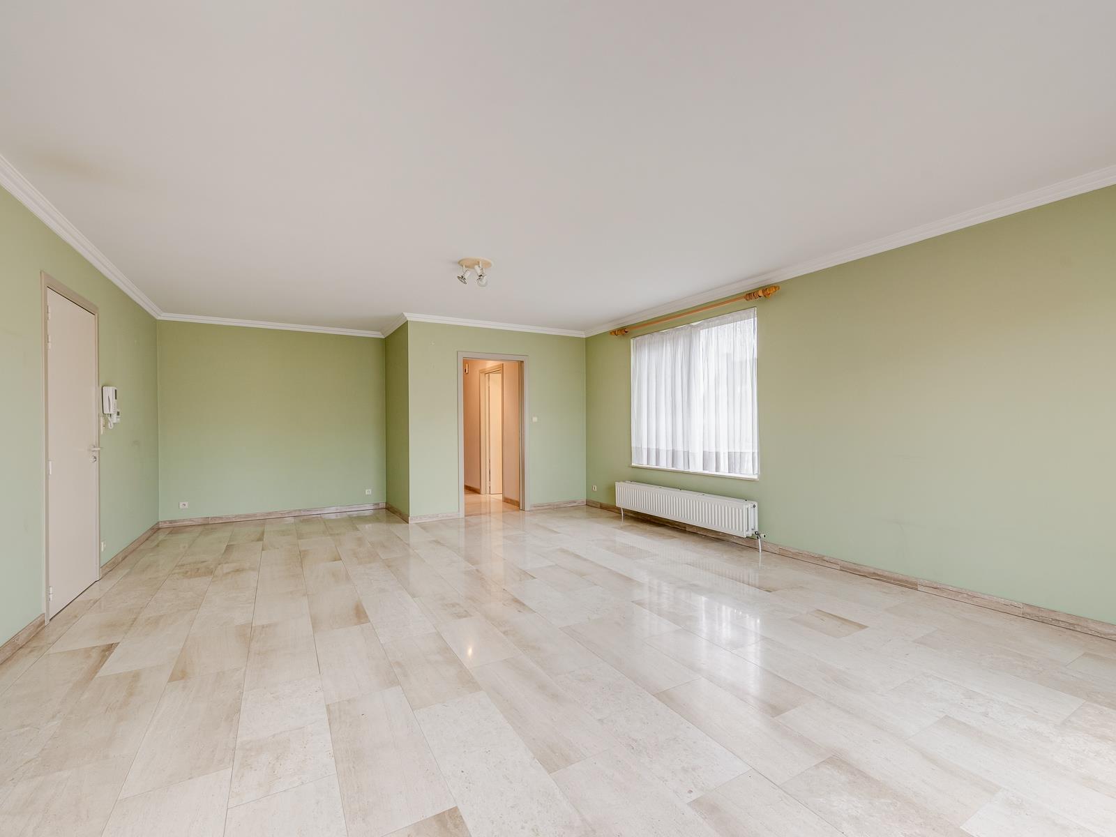 Appartement op 1ste verdieping met lift, 2 slaapkamers, ruim terras, garage en autostaanplaats. - foto 4