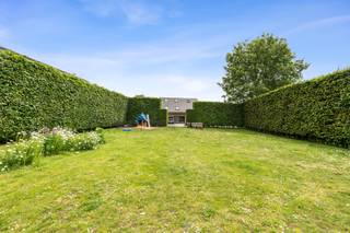 <p>Bent U op zoek naar een ruime villa met een unieke indeling, een groot magazijn en tal van mogelijkheden, centraal gelegen in Sint-Niklaas? Dan is deze karaktervolle eigendom in de Vlasbloemstraat zeker een bezoek waard.</p>
<p> </p>
<p>Deze veelzijdige woning biedt alles voor wie op zoek is naar ruimte, comfort en flexibiliteit. Met een royale leefruimte, verschillende mezzanines en 3 ruime slaapkamers en 3 badkamers geniet je van een aangenaam wooncomfort. De speelse indeling en de mezzanines zorgen bovendien voor extra ruimte en een uniek karakter.</p>
<p> </p>
<p>Een absolute troef van deze eigendom is het indrukwekkende magazijn van maar liefst 550 m². Dankzij deze uitzonderlijke oppervlakte is het pand uitermate geschikt voor uiteenlopende doeleinden, zoals opslag, een atelier, een werkplaats of een combinatie van wonen en ondernemen. Daarnaast beschikt de woning over een polyvalente ruimte van 80 m² die perfect kan ingericht worden als praktijkruimte, kantoor, hobbyruimte of extra leefruimte.</p>
<p> </p>
<p>De centrale ligging in Sint-Niklaas, de uitzonderlijke volumes en de vele gebruiksmogelijkheden maken van deze eigendom een unieke opportuniteit voor zowel particulieren als zelfstandigen.</p>
<p> </p>
<p>Benieuwd naar wat deze eigendom allemaal te bieden heeft?<br />Neem vandaag nog contact op met je ERA-makelaar voor een bezoek.</p>
<p> </p>
<p>JOUW DROOMHUIS. ZO GEVONDEN!</p>