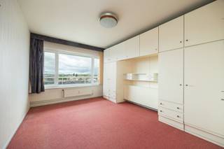 <h2><strong>Ruim appartement met balkon en open zicht in verzorgde residentie</strong></h2>
<p><span>In een verzorgde residentie met lift, op wandelafstand van winkels, openbaar vervoer en groen vinden we dit appartement terug op de zesde verdieping.</span></p>
<h3><strong>Indeling</strong></h3>
<ul>
<li>
<p><span><strong>Inkomhal</strong> met vestiairekasten en praktische berging</span></p>
</li>
<li>
<p><span><strong>Lichte leefruimte</strong> met grote raampartijen, toegang tot het balkon en een open zicht over de omgeving</span></p>
</li>
<li>
<p><span><strong>Volledig uitgeruste keuken</strong> met oven, kookplaat, dampkap, dubbele spoelbak en veel kastruimte</span></p>
</li>
<li>
<p><span><strong>Badkamer</strong> met lavabo, spiegelkast, verlichting en douchecabine</span></p>
</li>
<li>
<p><span><strong>Slaapkamers</strong> met ingebouwde kasten, grote ramen en voldoende ruimte voor dressing of bureau</span></p>
</li>
<li>
<p><span><strong>Apart toilet</strong></span></p>
</li>
<li>
<p><span><strong>Ruim balkon</strong> over de volledige lengte, met glasbalustrade en panoramisch zicht<br /></span></p>
</li>
</ul>
<span></span>
<h3><strong>Extra informatie<br /></strong></h3>
<ul>
<li>
<p><strong>EPC </strong>Label <strong>B </strong>= 121 kWH m²/j</p>
</li>
<li>
<p><strong>Elektriciteit conform!</strong></p>
</li>
<li>Gemeenschappelijke verwarming met lage kosten!<br /><br /></li>
<li>Veel potentieel<br /><br /></li>
<li>Inclusief <strong>kelderberging</strong><br /><br /></li>
<li>Verkoop onder het <strong>registratiestelsel</strong></li>
</ul>
<h2>Bezoek ter plaatse</h2>
<p><span>Contacteer <strong>Vastgoed03</strong> via <strong>03 568 03 03</strong> of <strong>info@vastgoed03.be</strong> voor meer informatie of een bezoek.</span></p>