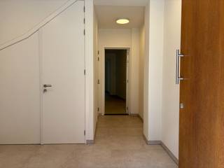 Op zoek naar een comfortabele en energiezuinige woning met 3 slaapkamers en 2 badkamers in Leuven centrum? Dan is dit een absolute topper !<br /><br />Op de gelijkvloerse verdieping omvat de woning een inkomhal met ruimte voor fietsen, een opbergruimte onder de trap en 1 slaapkamer met badkamer. Deze kamer heeft een aparte koer en toegang naar de tuin via een trap.<br />Via de trap in de inkomhal kom je op het eerste verdiep, dat voorzien is van een living en een volledig ingerichte open keuken (microgolfoven, frigo, keramische kookplaat, dampkap en wastafel), de keuken sluit aan op een ruim, zonnig terras.<br />Op het tweede verdiep bevinden zich een tweede slaapkamer, een apart toilet en een tweede badkamer met inloopdouche en dubbel lavabomeubel.<br />Op de zolderverdieping ten slotte beschikt de woning over een derde slaapkamer en een bergingsruimte.<br /><br />Wat de energiezuinigheid betreft, geniet deze woning van uitstekende EPC score A. Bovendien is er vloerverwarming aanwezig in elke ruimte samen met gordijnrails en lichtarmaturen voorzien.<br />De maandelijkse huurprijs bedraagt € 1600, exclusief nutsvoorzieningen. De woning wordt verhuurd als hoofdverblijfplaats. Beschikbaar vanaf 15 juli 2026.<br /><br />CO-HOUSING IN DEZE WONING IS TOEGESTAAN MAAR NIET VOOR STUDENTEN (TENZIJ ONDER VOLGENDE VOORWAARDEN):<br />https://www.leuven.be/co-housing-samenhuizen<br /><br />Hebt u interesse om dit prachtige huis te bezoeken? Een bezoek plannen kan via <strong>onze online </strong>agenda op immojanstas.be of telefonisch op 016 23 90 81 (weekdagen 10u–13u).