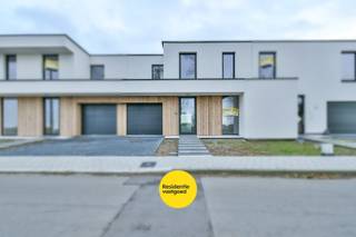 Welkom in deze prachtige en energiezuinige nieuwbouwwoning in Kortemark, waar hedendaags wooncomfort perfect samengaat met een rustgevend landelijk uitzicht. Deze woning is ideaal voor wie op zoek is naar ruimte, comfort en sereniteit, met scholen, winkels en andere noodzakelijke voorzieningen in de nabije omgeving.<br /><br />U wordt verwelkomd in een ruime inkomhal met gastentoilet. Van hieruit betreedt u de lichtrijke en aangename leefruimte met aansluitend een bureau, die dankzij de grote raampartijen geniet van een mooie natuurlijke lichtinval en een open zicht op de tuin. De open, moderne keuken sluit naadloos aan bij de leefruimte en is afgewerkt met duurzame materialen en kwalitatieve toestellen.<br />Op het gelijkvloers vindt u verder een praktische berging met aansluitingen voor wasmachine en droogkast, evenals een inpandige garage waar alle technische installaties netjes zijn ondergebracht.<br />De eerste verdieping telt vier volwaardige slaapkamers waarvan één met een ensuite badkamer, uitgerust met ligbad en één inloopdouche. Daarnaast is er een tweede badkamer met lavabo en inloopdouche, evenals een apart toilet, wat zorgt voor extra comfort voor het hele gezin.<br />Buiten geniet u van een zonnig terras met aangrenzende tuin, ideaal om tot rust te komen en te genieten van de groene omgeving en het open uitzicht.<br /><br />INBEGREPEN IN DE AANKOOPPRIJS: aansluitingskosten, keuring elektriciteit, keuring water, energieprestatie en binnenklimaat, postinterventiedossier<br />Contacteer ons vandaag nog voor meer informatie of een bezoek ter plaatse!