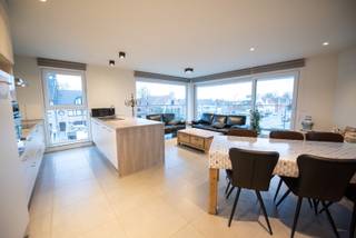 Mooi afgewerkt appartement op de 2e verdieping met lichtrijke living met open ingerichte keuken (met o.a. vaatwas), 2 slaapkamer (1 slaapkamer aan de voorkant en 1 aan de achterkant), badkamer (met dubbele lavabo & douche), ruime berging, toilet. <br /><br />Appartement werd voorzien van verlichting en gordijnen. <br />Voorzien van vloerverwarming & domotica. <br />Camerabewaking in de ingang van de Residentie. <br />Waterverzachter aanwezig en zout is inbegrepen.<br /><br />Beschikbaarheid: 01/06/2026<br />Syndickosten: €60/maand<br /><br />Voor meer info of een bezoek: lisa@immoroba.be