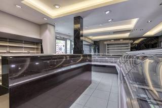 De handelszaak is gemakkelijk toegankelijk via een schuifdeur aan de voorzijde, die fungeert als hoofdingang. Voor een vlotte doorstroom van...