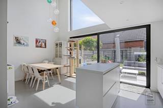 <p>Ontdek deze <strong>stijlvolle en instapklare </strong>woning, waar modern wooncomfort, een doordachte indeling en een overvloed aan <strong>natuurlijk licht</strong> perfect samenkomen.</p><p>Bij het betreden van de woning word je verwelkomd in de inkomhal met gastentoilet en directe toegang tot de ruime garage, voorzien van sectionaalpoort. Vanuit de inkomhal kom je in de volledig uitgeruste, moderne keuken met kookeiland, kwalitatieve toestellen en heel wat kastruimte. De aangrenzende eetruimte vormt het gezellige hart van de woning en geeft via een groot schuifraam uit op de volledig omheinde tuin, waar je in alle <strong>rust en privacy </strong>kan genieten. De grote raampartijen, hoge plafonds en overvloedige lichtinval zorgen in de hele woning voor een <strong>aangenaam en ruimtelijk gevoel</strong>. Bovendien is de woning voorzien van zonnewering, wat ook tijdens warme dagen voor extra comfort zorgt.</p><p>Op de <strong>eerste verdieping </strong>bevindt zich de ruime en lichtrijke leefruimte. Dankzij de slimme indeling blijft er een mooi visueel contact met de eetruimte, terwijl beide zones toch hun eigen karakter behouden. </p><p>De <strong>tweede verdieping</strong> omvat drie volwaardige slaapkamers, een apart toilet en een stijlvolle badkamer met ligbad, douche en lavabo.</p><p>Een absolute meerwaarde is de ruime kelderverdieping. Hier vind je aansluitingen voor een wasmachine en droogkast, een aparte berging én een extra polyvalente ruimte die momenteel is ingericht als bureau met praktische ingemaakte kasten. Bovendien beschikt de woning over een handige goederenlift die de kelder verbindt met de garage. Ideaal om boodschappen of zwaardere spullen moeiteloos naar boven te brengen.</p><p>Deze woning overtuigt met haar <strong>moderne afwerking</strong>, praktische indeling en verrassend ruime volumes. De combinatie van veel natuurlijke lichtinval, <strong>kwalitatieve materialen</strong>, zonnewering, talrijke bergruimte en doordachte extra's maakt van deze woning een ideale gezinswoning waar je meteen kan intrekken.</p><p>Extra: <br />- EPC 96 kWh/m2 jaar (<strong>Score A</strong> -> GEEN renovatieverplichting!)<br />- Watertoets: perceelscore A, gebouwscore A. <br />- Niet opgenomen in het maatregelenregister.<br />- Woongebied, VG, GvKr</p><p>Nabij school, winkels, autosnelweg, openbaar vervoer, etc. Voor meer info ga naar www.coenenvastgoed.be of bel 03/375.82.92.</p>