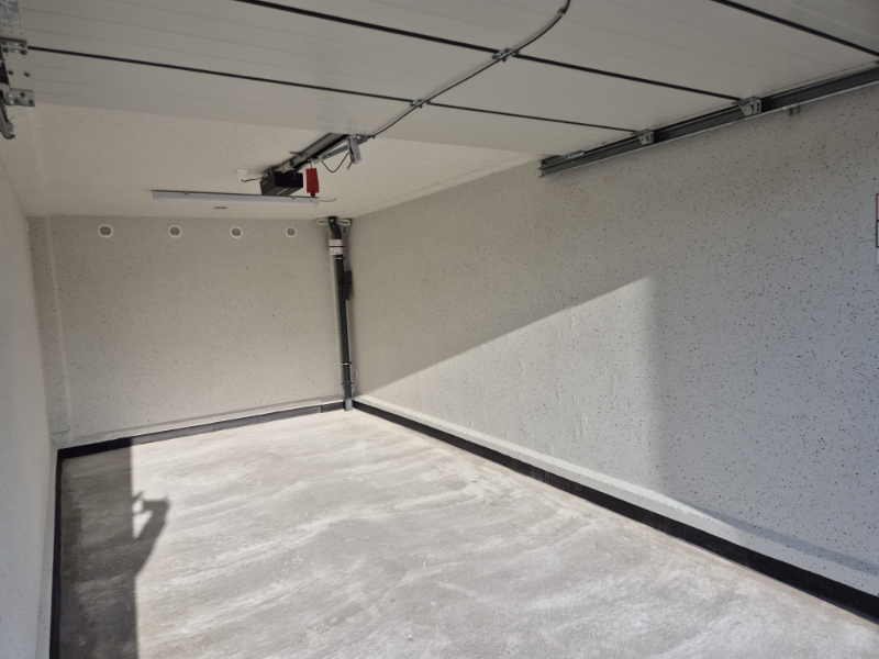 Roeselare. Op uitstekende ligging net buiten het centrum kan u deze recente garage terugvinden. NR 3.  Op afgesloten terrein met poort. - foto 4
