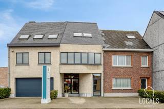 In het hart van Haaltert bieden wij een uitzonderlijk opbrengsteigendom aan, bestaande uit een ruime gezinswoning en een afzonderlijk kantoorgebouw...
