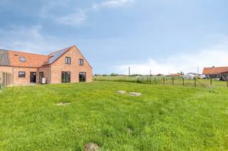 <span><span>In de Zuid-Torhoutstraat te Houthulst bieden wij u deze kwalitatieve nieuwbouwwoning aan, gelegen in een rustige en landelijke omgeving. Hier geniet u dagelijks van de rust, de <strong>open zichten en het groene karakter van de Westhoek</strong>, terwijl voorzieningen en verbindingswegen zich op korte afstand bevinden.<br /><br />Deze moderne woning werd ontworpen met oog voor comfort, ruimte en energiezuinigheid. De <strong>grote raampartijen</strong> zorgen voor een aangename lichtinval en creëren een lichtrijke leefruimte waar het heerlijk vertoeven is. Aansluitend bevindt zich de <strong>zuidwestgerichte tuin</strong>, waar u optimaal kunt genieten van de namiddag- en avondzon.<br />De villa werd gebouwd met duurzame &amp; kwaliteitsvolle materialen met hoge graad van afwerking.</span></span><br /><br /><span><span>De woning beschikt over <strong>vier slaapkamers</strong> en biedt daarmee voldoende ruimte voor gezinnen, thuiswerkers of wie graag extra kamers ter beschikking heeft. Daarnaast zijn er <strong>twee praktische bergingen</strong> voorzien, waarvan <strong>één op het gelijkvloers en één op de verdieping</strong>, evenals een afzonderlijke technische ruimte.<br />Op vlak van binnenklimaat en comfort werd gekozen voor <strong>vloerverwarming</strong>, een regenwatersysteem, ventilatie en <strong>15 zonnepanelen</strong>, wat bijdraagt aan een duurzaam en aangenaam woonklimaat (E-peil 30).<br /><br /><u>Indeling:</u></span></span>
<ul>
	<li><span><span>Gelijkvloers: inkomhal – gastentoilet – lichtrijke leef-en eetruimte met open keuken – berging – technische wasruimte - zeer ruime garage</span></span></li>
	<li><span><span>Verdieping: nachthal – 4 slaapkamers – polyvalente ruimte - toilet – berging met technieken - badkamer met douche en ligbad</span></span></li>
</ul>
<span><span> <u>Troeven:</u></span></span>

<ul>
	<li><span><span>Landelijke ligging;</span></span></li>
	<li><span><span>Rustige en groene omgeving;</span></span></li>
	<li><span><span>4 slaapkamers;</span></span></li>
	<li><span><span>Zuidwestgerichte tuin;</span></span></li>
	<li><span><span><strong>Vloerverwarming</strong>;</span></span></li>
	<li><span><span>Regenwater;</span></span></li>
	<li><span><span><strong>15 zonnepanelen</strong>;</span></span></li>
	<li><span><span>Veel berging;</span></span></li>
	<li><span><span>Nieuwbouwwoning met hedendaags wooncomfort.</span></span></li>
</ul>
<span><span> Hebben we uw interesse gewekt? Wenst u meer info of een bezoek ter plaatse? Aarzel dan niet en contacteer ons kantoor op het nummer 051 50 11 51 of mail naar info@diksimmo.be.</span></span>