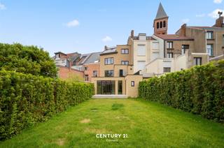 <p><strong>Uniek gerenoveerde Art Deco woning - Label A</strong></p><p>In de Brabanconnestraat te Leuven bieden wij u dit uitzonderlijke pand aan in eclectische Art-Decostijl. Het pand gebouwd in 1938 telt een bewoonbare oppervlakte van maar liefst 330m² en dit gelegen op een perceel van 2a67ca. We kunnen het pand omschrijven als kiezen voor het behoud van authenticiteit, verfijnd vakmanschap en oog voor ruimte en materiaalkeuze. De woning combineert op unieke wijze rust en stadsleven, ruimte en comfort, luxe en klasse. De 8 meter brede stadstuin vormt daarbij een zeldzame troef en creëert een oase van rust midden in de historische binnenstad.</p><p>De volledig ingerichte leefkeuken vormt het hart van de woning en is uitgerust met hoogwaardige toestellen, waaronder een Lacanche-fornuis. Grote raampartijen laten overvloedig daglicht binnenstromen en bieden een prachtig zicht op het terras en de uitzonderlijk brede stadstuin. De keuken sluit naadloos aan op de eetruimte en de sfeervolle zithoek met haard, waar authentieke architectuur en hedendaags comfort perfect in balans zijn. Op de eerste verdieping bevinden zich twee ruime en lichtrijke slaapkamers, een stijlvolle badkamer en een afzonderlijk toilet. De volledige tweede verdieping werd ingericht als een mastersuite met ruime dressing, een badkamer en een apart toilet. Ook de derde verdieping beschikt over een ruime slaapkamer met een eigen badkamer en afzonderlijk toilet, ideaal voor gasten of inwonende gezinsleden.</p><p>Naast haar uitzonderlijke architectuur en afwerking onderscheidt deze woning zich eveneens door haar vooruitstrevende technieken. Dankzij de Viessmann-warmtepomp, vloerverwarming en vloerkoeling op elke verdieping, 16 zonnepanelen en een EPC A-label (74 kWh/m²/jaar) geniet u van een bijzonder hoog wooncomfort en uitstekende energieprestaties.</p><p><span><strong>Interesse in een bezoek ter plaatse of gewoonweg meer informatie? Contacteer Robin:</strong></span><span> </span>robin@connect-immo.be <strong></strong></p>