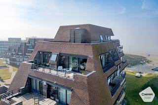 Deze perfect afgewerkte penthouse bevindt zich in de mooie residentie 'Long Island' te Oostduinkerke.Dankzij haar uitstekende ligging op Groenendijk...
