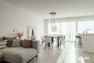 - Instapklaar, ruim appartement (>100 m²) op het gelijkvloers- Ideale ligging in het centrum van Dadizele: Kleppestraat 47- Open keuken met...