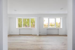 Ontdek dit charmante en kwalitatief gerenoveerde appartement in Boom, ideaal gelegen tegenover een prachtig park. Dankzij deze unieke ligging geniet u dagelijks van een groen en open uitzicht, terwijl u toch alle voorzieningen binnen handbereik heeft. Het park aan de overzijde vormt een echte meerwaarde voor wie houdt van rust, wandelen, sporten of gewoon genieten van een aangename woonomgeving.<br /><br />Het appartement beschikt over twee slaapkamers en behaalt een gunstige EPC-score B dankzij de aanwezigheid van zonnepanelen en airconditioning, wat garant staat voor een energiezuinig en comfortabel wooncomfort.<br /><br />De leefruimte wordt overspoeld met natuurlijk licht dankzij de grote raampartijen die een prachtig zicht bieden op het omliggende groen. De moderne afwerking met een lichte vloer zorgt voor een ruimtelijk en uitnodigend gevoel. De stijlvolle keuken is uitgerust met witte kasten, een houten werkblad, een inductiekookplaat en een oven, waardoor ze perfect aansluit bij het hedendaagse wooncomfort.<br /><br />Dankzij de twee gevels geniet het appartement niet alleen van een uitstekende lichtinval, maar ook van een aangename natuurlijke ventilatie. De neutrale en tijdloze afwerking vormt bovendien de ideale basis om het interieur volledig naar eigen smaak in te richten.<br /><br />Een uitstekende opportuniteit voor wie op zoek is naar een instapklaar appartement met een sterke energieprestatie, veel lichtinval en een uitzonderlijk groene ligging tegenover het park.