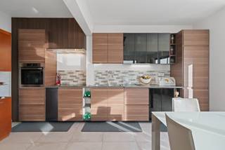 <p><strong>Te koop: halfopen appartement in het centrum van Evere, nabij NAVO, openbaar vervoer en invalswegen</strong><br /><br />Dit appartement biedt een praktische indeling en een gunstige ligging voor wie dicht bij alle voorzieningen wil wonen. Met drie slaapkamers is het ideaal voor een gezin of wie extra ruimte zoekt voor een bureau of hobbykamer. De residentiële buurt combineert een vlotte bereikbaarheid dankzij de nabijheid van het treinstation en belangrijke verbindingswegen. Het pand ligt op wandelafstand van groen, waardoor u ook buiten kunt genieten. Bovendien beschikt het appartement over een garage en kelder voor extra comfort en opslagruimte.<br /><br /><u><strong>Indeling:</strong></u><br />• Woonkamer met grote ramen en veel natuurlijk licht<br />• Functionele keuken met plaats voor eethoek<br />• Drie slaapkamers, geschikt voor gezin of thuiswerk<br />• Badkamer en douchekamer<br />• Garage<br />• Kelder<br /><br /><u><strong>Troeven:</strong></u><br />• Centrale ligging nabij NAVO, openbaar vervoer en treinstation<br />• Drie volwaardige slaapkamers<br />• Residentiële buurt met vlotte toegang tot invalswegen<br />• Garage en kelder inbegrepen<br />• Het kan eenvoudig opnieuw worden opgedeeld in twee appartementen.<br /><br />Meer informatie of een bezoek met Thomas Rummens? Contacteer ons via +3223351115<br />JOUW DROOMAPPARTEMENT. ZO GEVONDEN!</p>