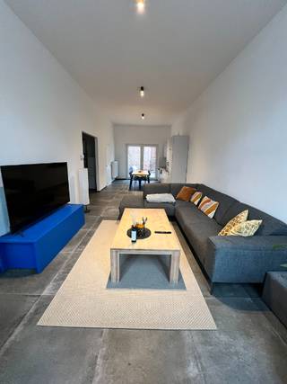 Achter deze statige gevel schuilt een ruime woning met hoge plafonds, grote raampartijen op 3 verdiepingen. Zo biedt deze woning alle ruimte voor een gezin dat op zoek is naar ruimte en comfort.<br /><br />Via de aparte toegang bereiken we de woonverdiepingen. Op de <strong>eerste verdieping</strong> bevindt zich de lichtrijke leefruimte waar zithoek, eetplaats en open keuken naadloos in elkaar overvloeien. De grote ramen zorgen voor een overvloed aan natuurlijk licht, terwijl de moderne afwerking een tijdloze en warme sfeer creëert. Aansluitend biedt een schuifraam toegang tot het terras.<br /><br />De <strong>tweede verdieping</strong> beschikt over twee ruime slaapkamers, een stijlvolle badkamer met douche, toilet en wastafelmeubel, aangevuld met een praktische berging/wasruimte.<br /><br />De <strong>bovenste verdieping</strong> vervolledigt de woning met nog twee volwaardige slaapkamers. De zichtbare houten dakconstructie en warme parketvloer geven deze kamers een bijzonder karakter en een gezellige uitstraling. Daarnaast bevindt zich hier een tweede, ruime badkamer uitgerust met ligbad, inloopdouche, toilet en wastafelmeubel, waardoor de woning perfect geschikt is voor grotere gezinnen of wie graag extra comfort geniet.<br /><br />De handelsruimte op het <strong>gelijkvloers</strong> is momenteel verhuurd aan een gevestigde bakker met een langlopend huurcontract, waardoor u geniet van een stabiele huuropbrengst. Zo combineert deze unieke eigendom het wooncomfort van een karaktervolle woning met de zekerheid van een interessante en terugkerende opbrengst.<br /><br />Interesse? Neem gerust contact op via 0494 03 06 40 of michael@immovos.be voor meer informatie of een bezoek.<br /> 