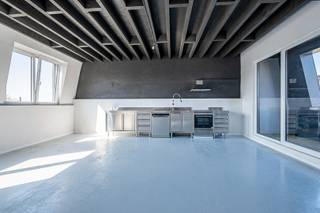 Dit instapklare appartement is gelegen in de Heirmanstraat 3-5 te Merksem, in een aangename en recent opgewaardeerde woonomgeving. Dankzij de...