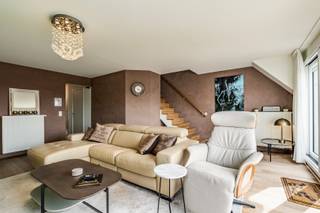 <u><strong>Residentie Port House</strong></u><br /><br />Midden in het centrum van Knokke vind je een duplexappartement dat vooral uitblinkt in ruimte en licht. Twee verdiepingen, twee terrassen en een ligging die je meteen het gevoel geeft dat alles binnen handbereik ligt. Hier woon je boven het dagelijkse leven van de Lippenslaan, maar toch met voldoende rust en privacy.<br /><br />Op het eerste niveau sluit de leefruimte aan op een zonnig terras aan de voorzijde, terwijl de keuken en de aparte eetkamer uitkijken op het achtergelegen terras met groenzichten. Boven liggen drie slaapkamers, waaronder een master bedroom met eigen badkamer, aangevuld met een aparte douchekamer en een tweede toilet. Extra bergruimte is voorzien in de privatieve kelder, en vlakbij kan je een garagebox aankopen aan € 75.000.<br /><br />Een ruim en licht duplexappartement met twee terrassen, drie slaapkamers en een ligging die Knokke op zijn best laat voelen.<br /><br />Voor meer informatie of een bezoek aarzel niet om ons te bellen op het nummer 050 61 23 73.<br /><em><strong>Ref A755</strong></em>