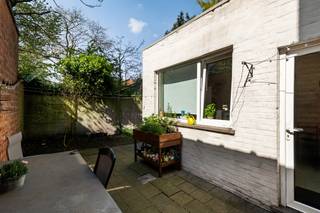 Zéér gunstig gelegen gelijkvloers appartement bestaande uit: een inkomhall, woonkamer, ingerichte keuken, ingerichte badkamer, hall met bergkast en 3 slaapkamers. Verder beschikt dit eigendom over een achtertuin met achterliggende garage, die uitgeeft op de Turnhoutsebaan. Het appartement is volledig onderkelderd op stahoogte (100m2!). <br /><br />Dit eigendom is zeer gunstig gelegen aan de Markt en bevindt zich op wandelafstand van alle winkels, scholen en het openbaar vervoer. De Ring van Antwerpen ligt op slechts 8 min. rijden, ideaal voor woon-werkverkeer. Er is verder nog parkeergelegenheid in de straat en op het plein. <br /><br />Op dit moment is het pand verhuurd aan €916,04,- Opzeg is mogelijk voor eigen gebruik. Dit appartement werd steeds goed onderhouden! Mits enkele moderniseringen (keuken & badkamer) wordt ze helemaal instapklaar!<br />