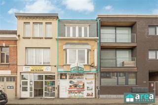 <p><span>Deze lichtrijke duplexwoning op de eerste verdieping op de Antwerpsesteenweg 78 te Hoboken combineert ruimte, comfort en een centrale ligging. Gelegen nabij winkels, scholen, openbaar vervoer en invalswegen geniet u hier van een uitstekende bereikbaarheid naar Antwerpen en omliggende gemeenten.</span></p><p><span>Troeven:</span></p><ul><li><span>Duplex met 4 volwaardige slaapkamers </span></li><li><span>Zeer veel natuurlijke lichtinval </span></li><li><span>Steeds uitstekend onderhouden </span></li><li><span>Geen dringende renovatiewerken vereist </span></li><li><span>Dubbele beglazing </span></li><li><span>Dak en gevels geïsoleerd </span></li></ul><p><span>Indeling:</span><span><br />Via de inkomhal betreedt u de ruime leef- en eetruimte, waar de grote raampartijen zorgen voor een aangename lichtinval. Aansluitend bevindt zich de functionele keuken. De ruime badkamer met douche bevindt zich ook op het eerste verdiep, net als de eerste grote slaapkamer. Op het tweede verdiep beschikt de woning over drie volwaardige slaapkamers, ideaal voor gezinnen of wie extra ruimte wenst voor een bureau of hobbykamer. De woning werd doorheen de jaren met zorg onderhouden.</span></p><p><span>Dankzij de aanwezige isolatie, dubbele beglazing en kwalitatieve afwerking geniet u van een aangenaam wooncomfort zonder dringende renovatiewerken.</span></p><p><span>Voor meer informatie kan u terecht bij Area Partners: info@area.be of 03/284.60.60</span></p>