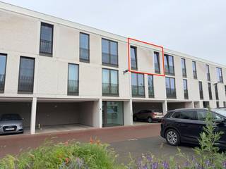 Dit instapklaar nieuwbouwappartement is gelegen op de tweede verdieping van een kleinschalig residentieel gebouw &amp; is uiterst gunstig gelegen op wandelafstand van openbaar vervoer, station &amp; het centrum van Lier.<br /><br />Via de inkomhal betreden we de aangename &amp; ruime woonkamer met veel lichtinval dankzij het grote schuifraam die toegang geeft tot het zeer ruime, <strong>ZUID-GERICHTE </strong>terras. Aansluitend in de woonkamer vinden we de open leefkeuken die volledig uitgerust is met alle toestellen. Voorts vinden we nog een berging (aansluiting voor wasmachine &amp; droogkast), afzonderlijk toilet, badkamer (enkele lavabo &amp; inloopdouche met regendouche en handsproeier) &amp; 2 slaapkamers. In de kelder bevindt zich nog een ondergrondse kelderberging. Deze is <strong>INBEGREPEN</strong> in de huurprijs.<br /><br />Zowel het appartement als de kelder zijn bereikbaar met de lift. Gezien de hoogwaardige afwerking &amp; energiezuinigheid is dit appartement zeker de moeite waard! <br /><br /><strong>BIJZONDERHEDEN:</strong><br /><br />- Centrale, rustige ligging nabij centrum van Lier<br />- Hoogwaardige afwerking<br />- Zeer ruim terras met Z-oriëntatie<br />- Vloerverwarming<br />- Ventilatiesysteem type D<br />-  Zeer energiezuinig (E25)<br />- 3 zonnepanelen inbegrepen<br /><br /><strong>Onmiddellijk beschikbaar.</strong><br /><br />Voor meer info of een bezoek: info@immobilli.be of +32 473 37 28 40.