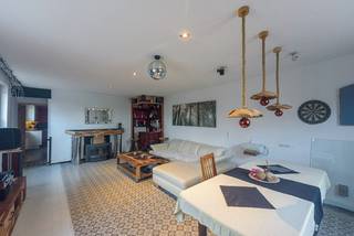 Bent u op zoek naar een woning die reeds <span><strong>deels gerenoveerd</strong></span> is én nog <span><strong>ruimte biedt om naar eigen smaak verder af te werken</strong></span>? Dan is deze ruime<span><strong> hoekwoning met garage en tuin</strong></span> beslist iets voor u!<br />Bij binnenkomst komt u meteen terecht in de <span><strong>ruime woonkamer</strong></span>, die aansluit op een<span><strong> vernieuwde leefkeuken,</strong></span> uitgerust met alle hedendaagse voorzieningen.<br />Via de lange gang bereikt u de <span><strong>praktische berging</strong></span> en de <span><strong>recent vernieuwde badkamer met lavabo en douche</strong></span>.<br />Een<span><strong> apart toilet</strong></span> is eveneens voorzien.<br />Achteraan geniet u van een <span><strong>overdekt terras met zicht op de tuin</strong></span> .<br />Op de bovenverdieping bevinden zich <span><strong>3 ruime slaapkamers</strong></span>, waarvan één in verbinding staat met een <span><strong>2de badkamer die nog gerenoveerd dient te worden</strong></span>. Extra <span><strong>bergruimte </strong></span>vindt u op de <span><strong>zolder en in de kelder</strong></span>.<br />Buiten beschikt de woning over <span><strong>2 private parkeerplaatsen en een garage.</strong></span><br />De <span><strong>ligging is ideaal:</strong></span> <span><strong>op wandelafstand van het centrum van Deerlijk, dichtbij winkels, scholen en vlotte verbindingswegen.<br />EPC : 496 en UC : 3705180 </strong></span><span>Wenst u meer info of een bezoek ? Contacteer <u>Peter : 0496/176878</u></span>