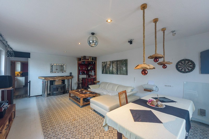 Deels gerenoveerde hoekwoning met garage nabij het centrum - photo 2