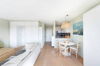 Zeer mooi vernieuwde studio met panoramisch uitzicht over Heist.Gelegen op de 9de verdieping met ideale zuidwest-oriëntatie.De studio beschikt over...